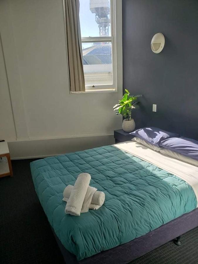 Ostello Nomads Capital Backpackers - Wellington (Adults Only) Esterno foto A room at the hotel