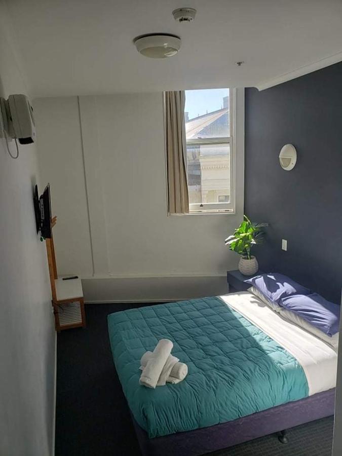 Ostello Nomads Capital Backpackers - Wellington (Adults Only) Esterno foto A room at the hotel