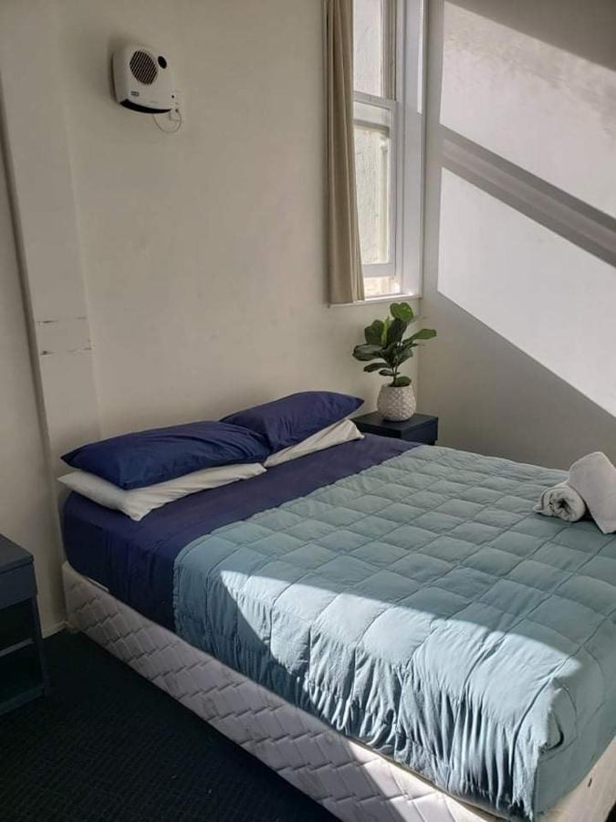 Ostello Nomads Capital Backpackers - Wellington (Adults Only) Esterno foto A bed with a duvet