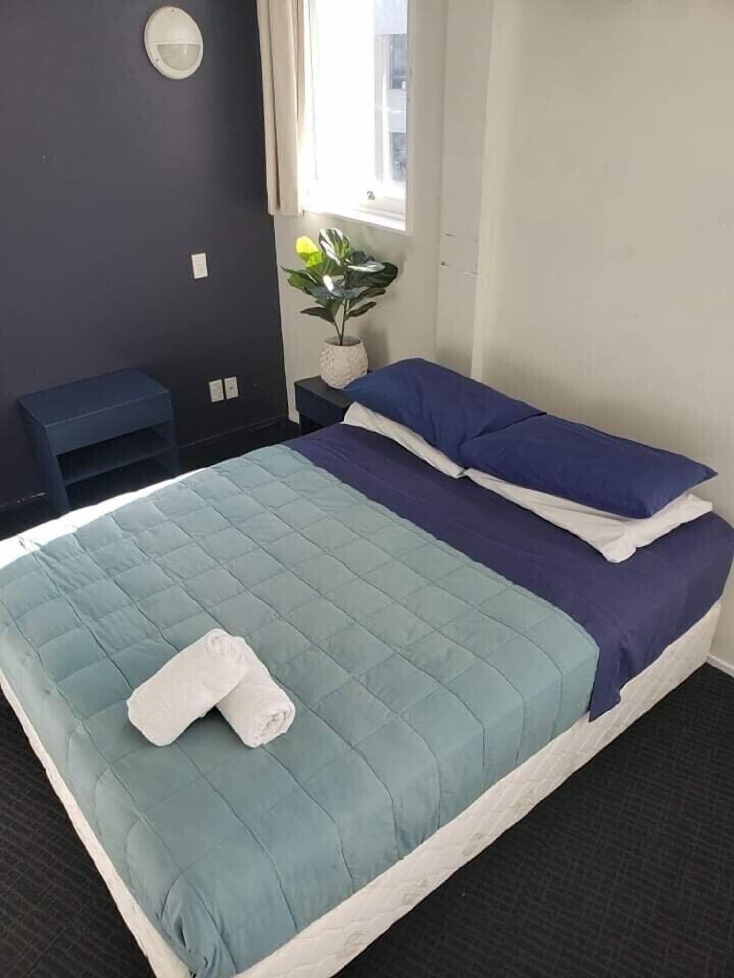Ostello Nomads Capital Backpackers - Wellington (Adults Only) Esterno foto A bed with a body pillow