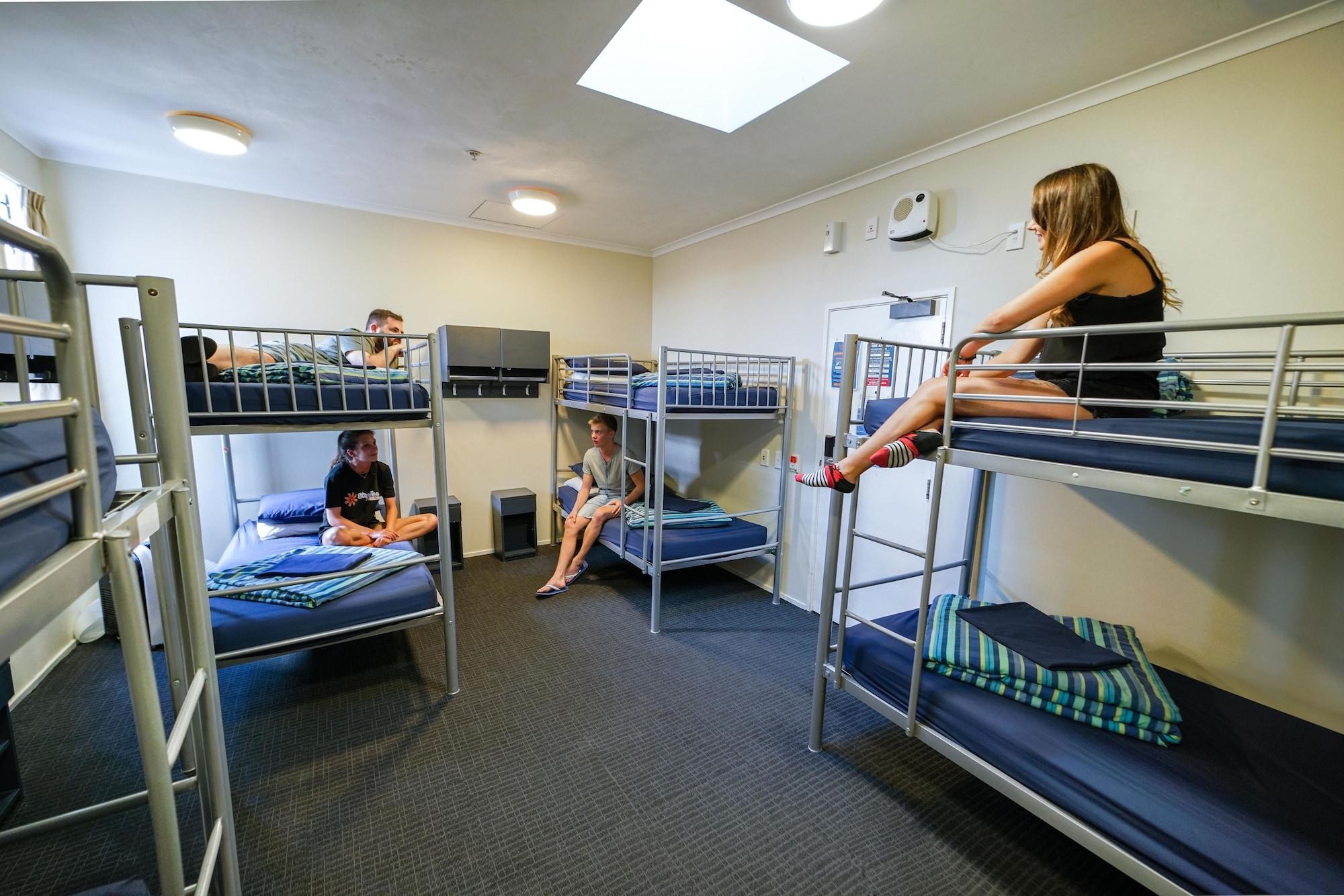 Ostello Nomads Capital Backpackers - Wellington (Adults Only) Esterno foto A typical hostel room