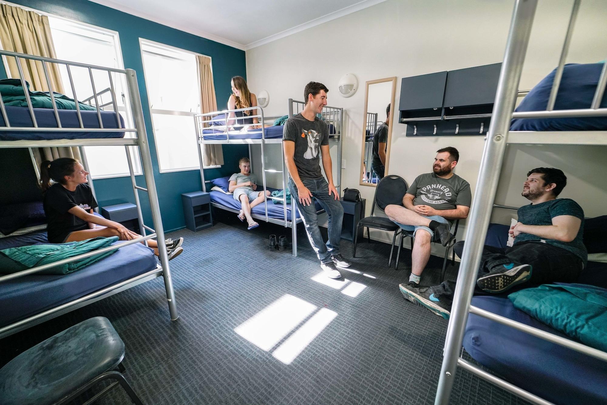 Ostello Nomads Capital Backpackers - Wellington (Adults Only) Esterno foto A typical room at a hostel