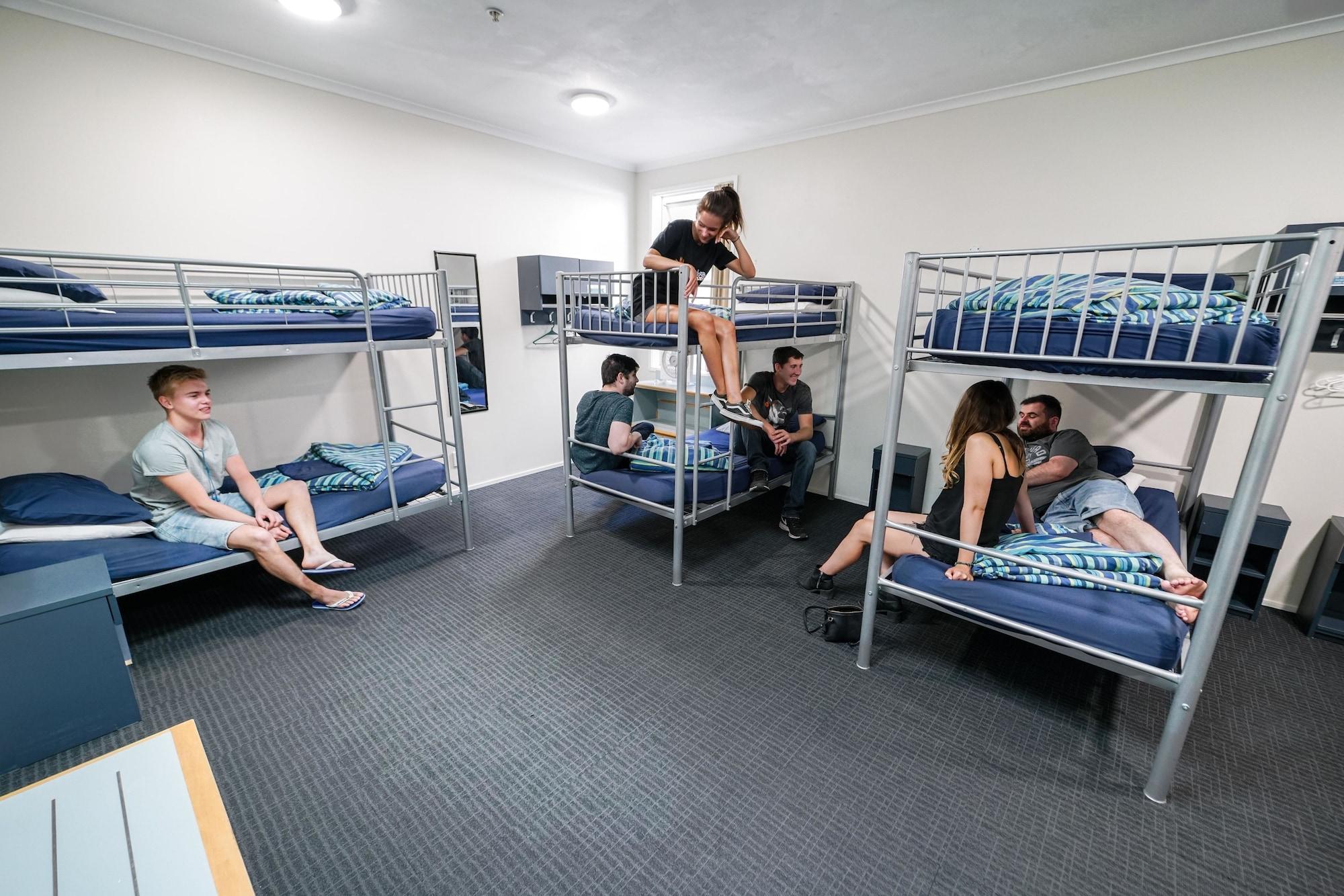 Ostello Nomads Capital Backpackers - Wellington (Adults Only) Esterno foto A typical room at a backpacker hostel in Australia