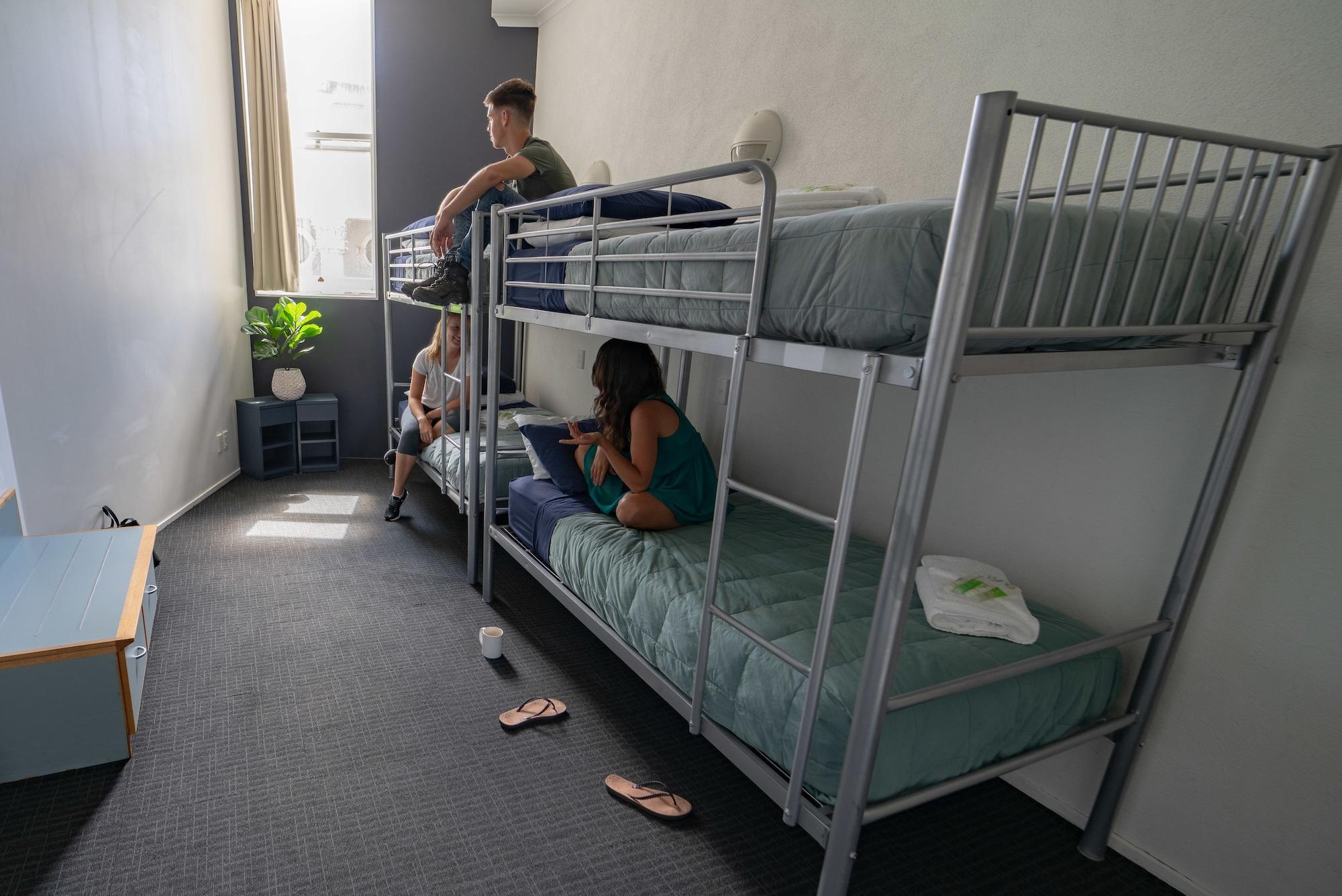 Ostello Nomads Capital Backpackers - Wellington (Adults Only) Esterno foto Bunk beds in a hostel