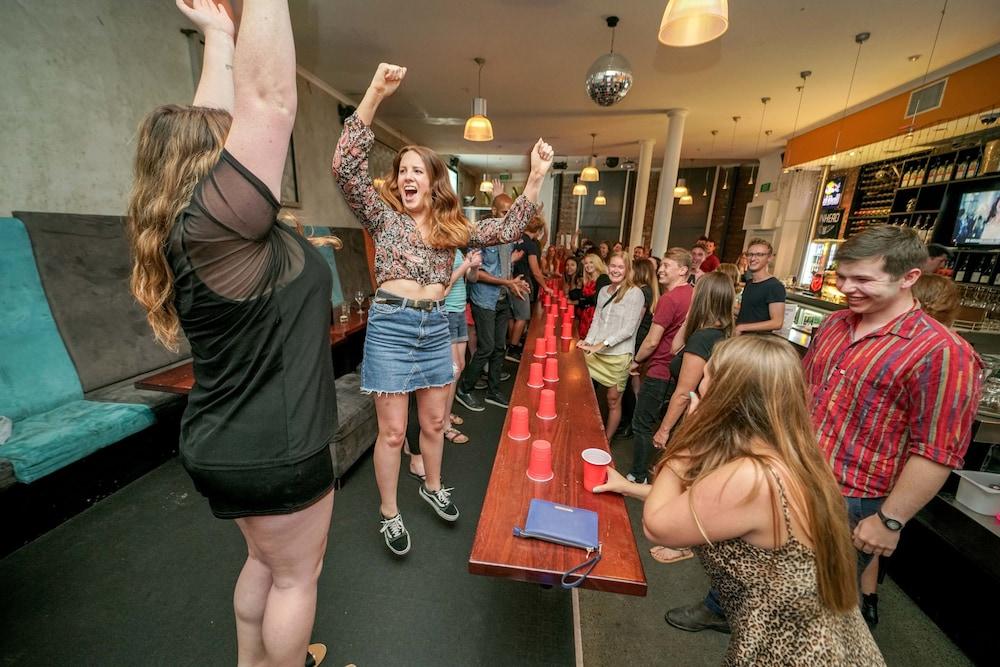 Ostello Nomads Capital Backpackers - Wellington (Adults Only) Esterno foto A game of beer pong