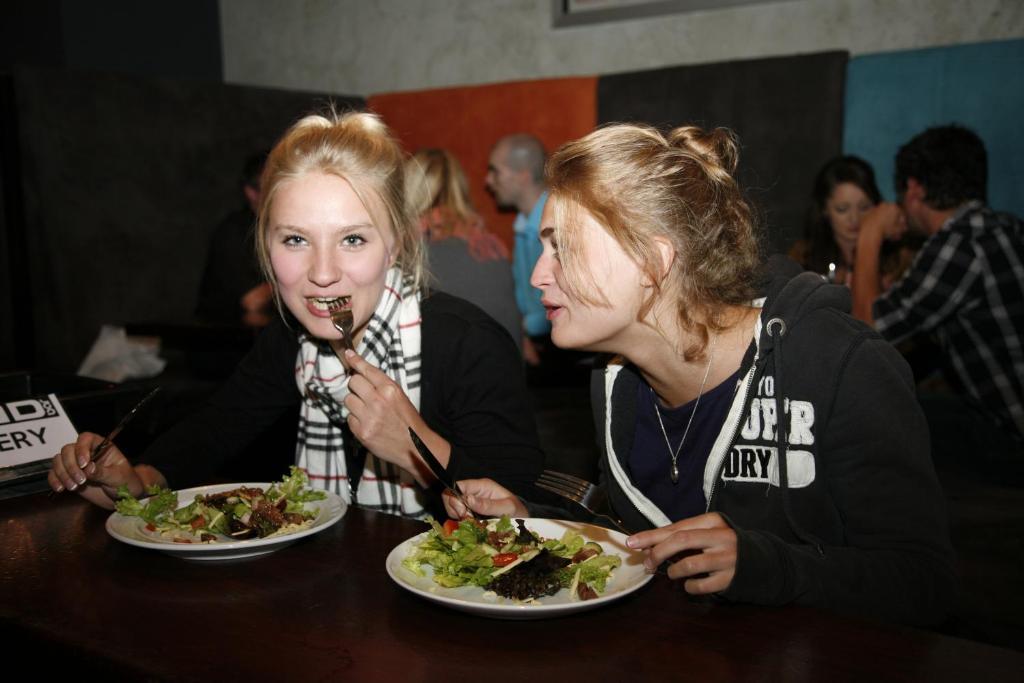 Ostello Nomads Capital Backpackers - Wellington (Adults Only) Esterno foto Two women eating at a restaurant