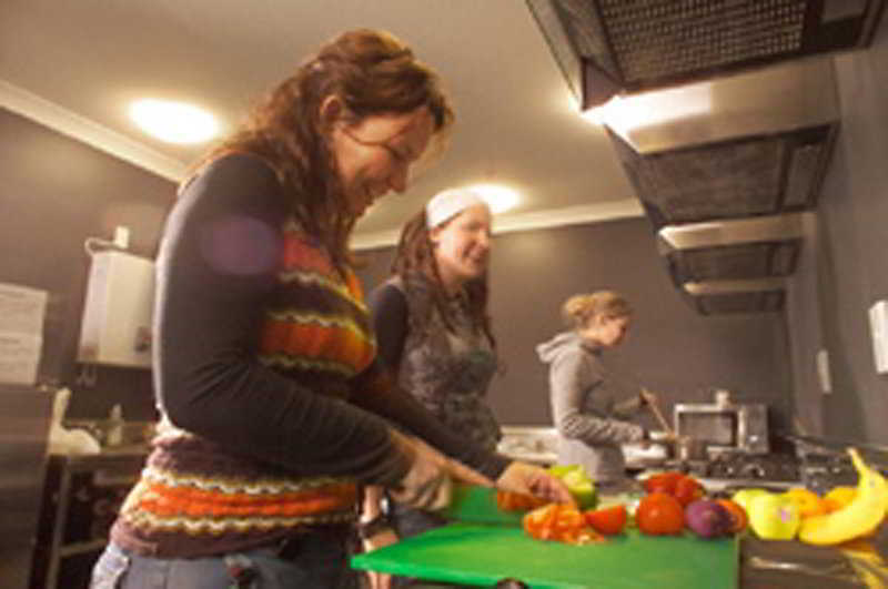 Ostello Nomads Capital Backpackers - Wellington (Adults Only) Esterno foto Volunteers preparing food at the hostel