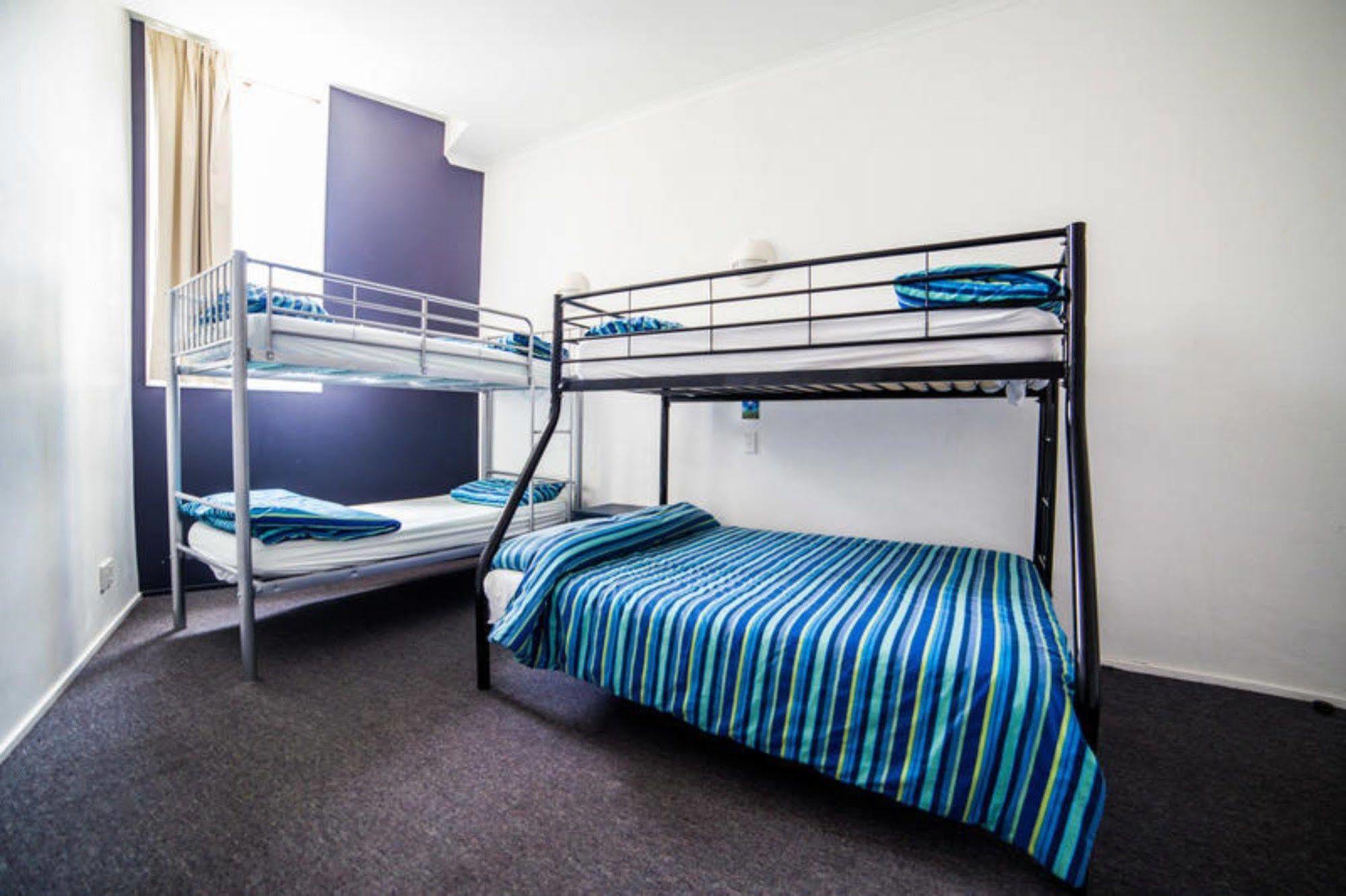 Ostello Nomads Capital Backpackers - Wellington (Adults Only) Esterno foto A typical room at a backpacker hostel in Australia