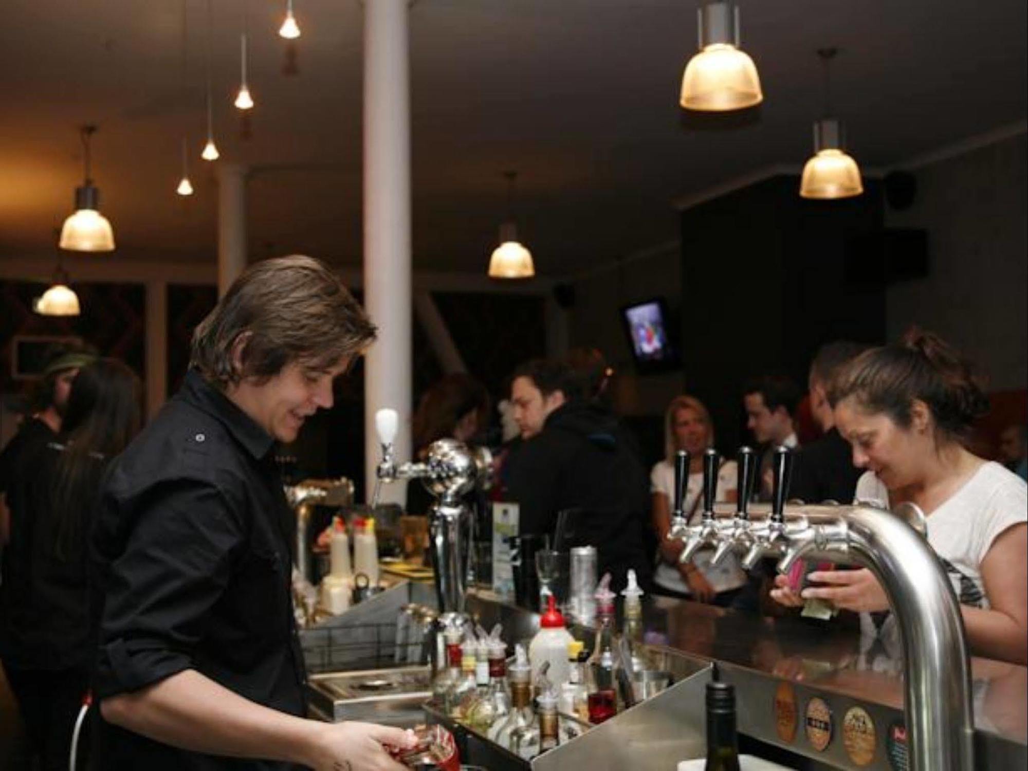 Ostello Nomads Capital Backpackers - Wellington (Adults Only) Esterno foto A bartender at work
