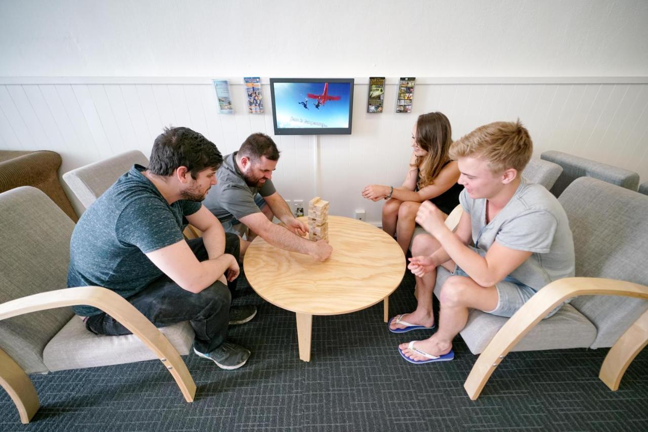 Ostello Nomads Capital Backpackers - Wellington (Adults Only) Esterno foto Students in the common room