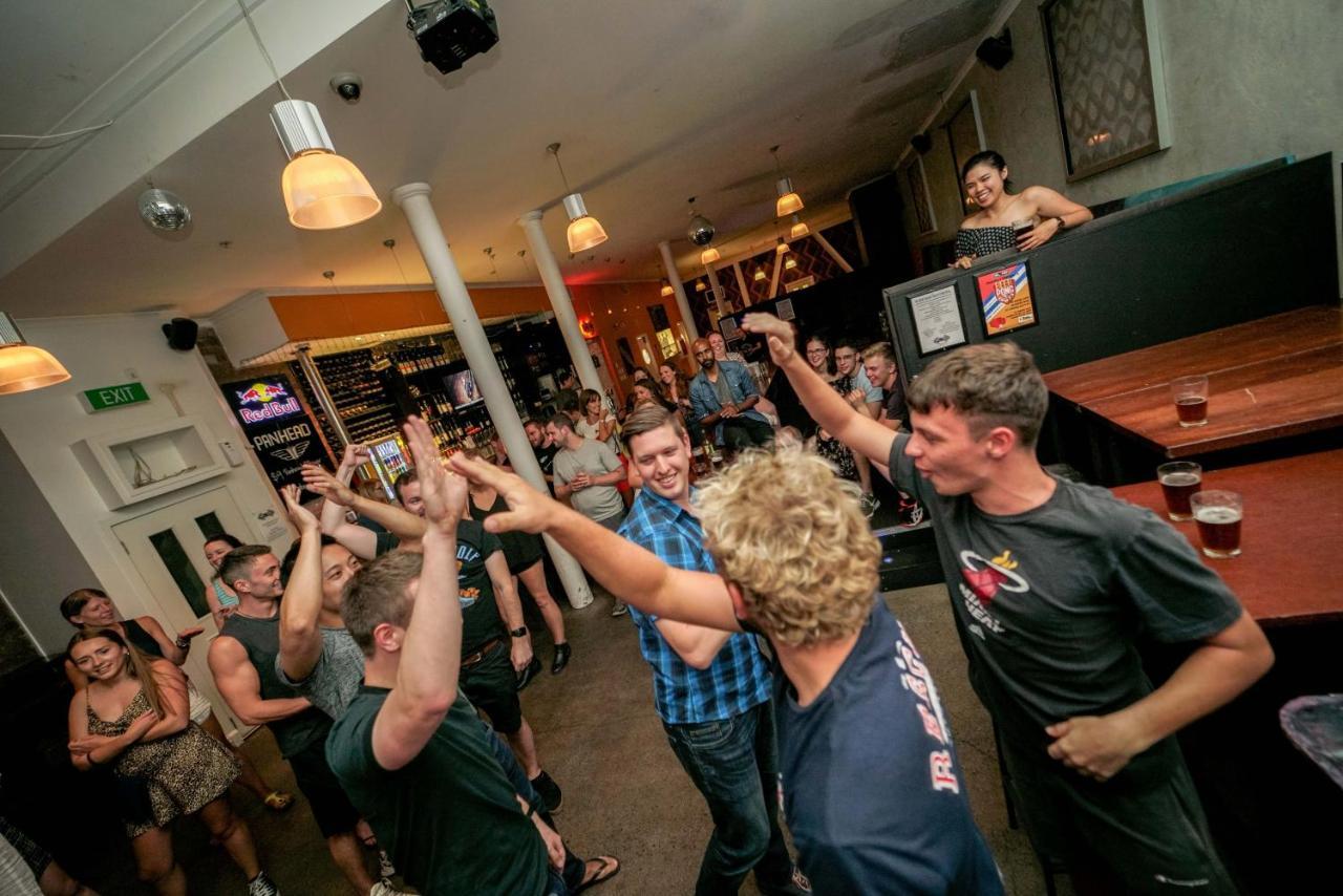 Ostello Nomads Capital Backpackers - Wellington (Adults Only) Esterno foto The crowd at the 2011 World Cup
