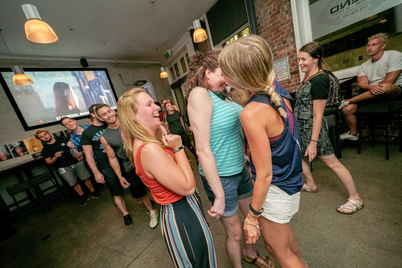 Ostello Nomads Capital Backpackers - Wellington (Adults Only) Esterno foto Two women dancing