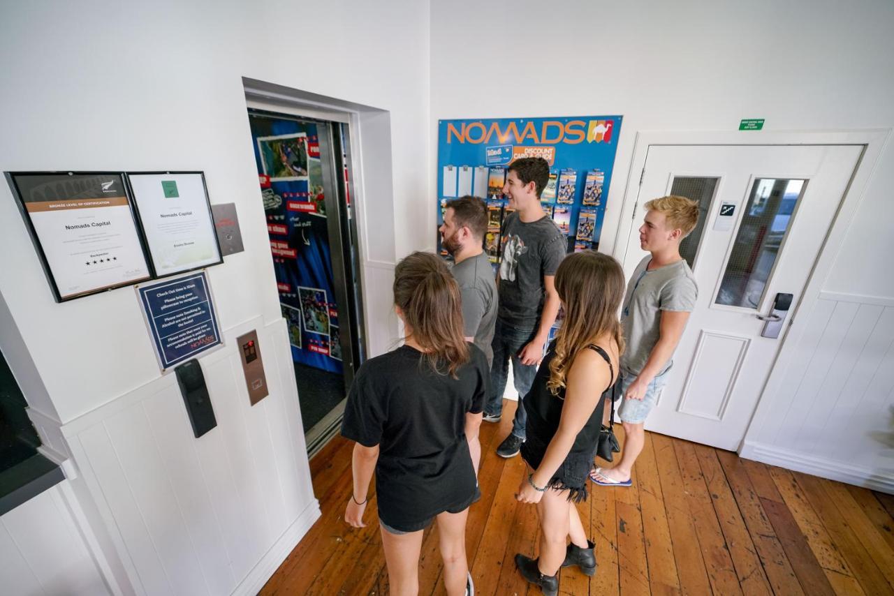 Ostello Nomads Capital Backpackers - Wellington (Adults Only) Esterno foto Students at the hostel