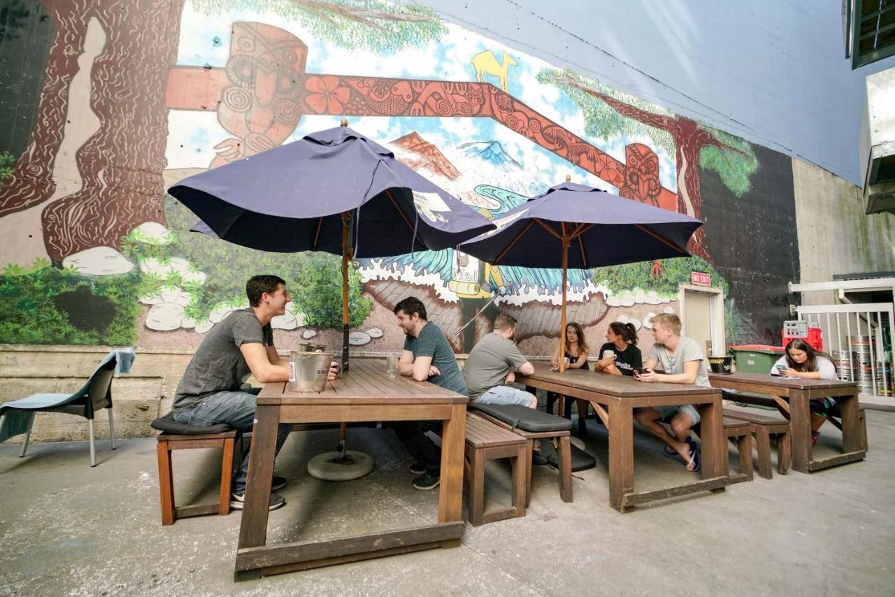 Ostello Nomads Capital Backpackers - Wellington (Adults Only) Esterno foto The patio at the 10000 Maniacs Cafe