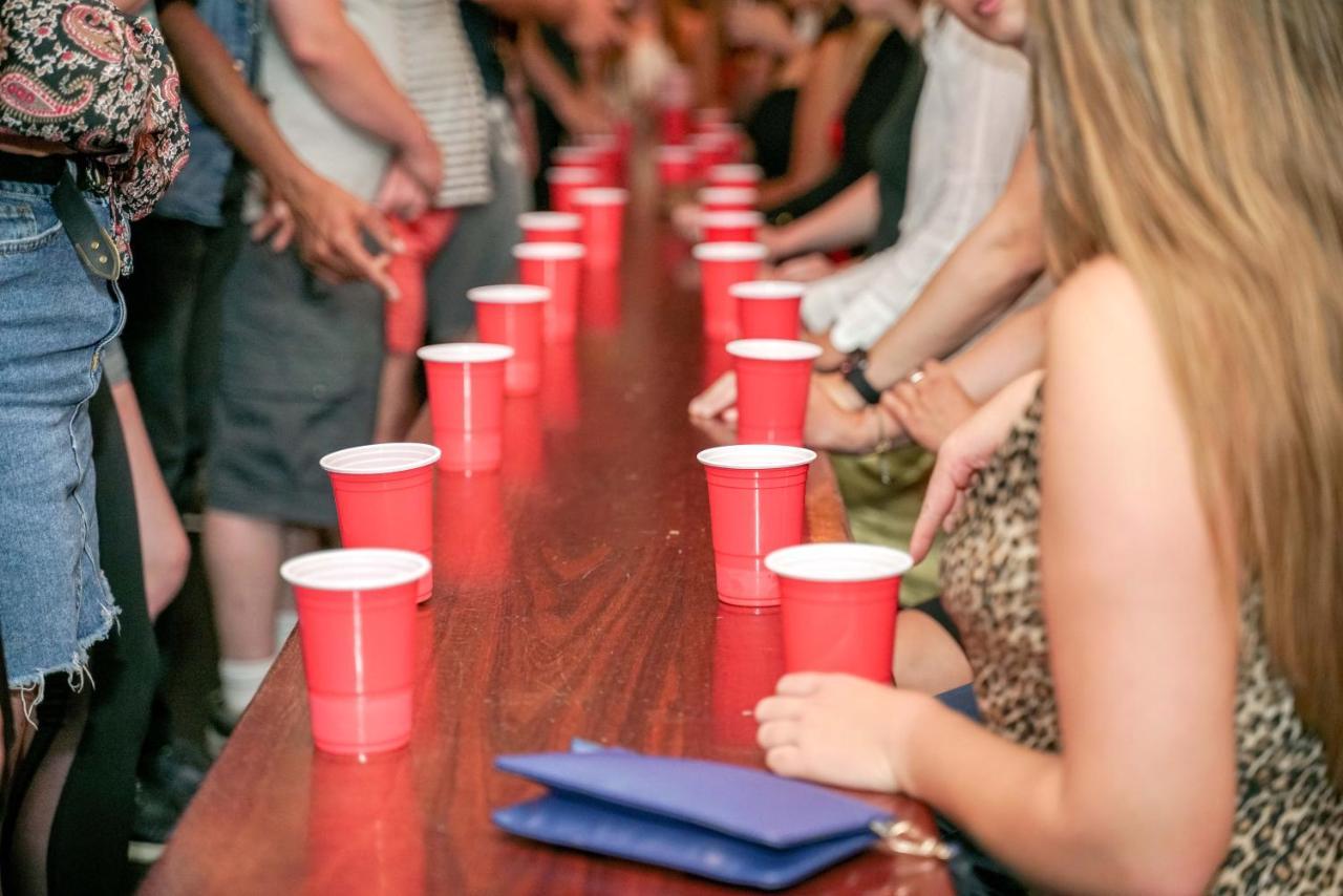 Ostello Nomads Capital Backpackers - Wellington (Adults Only) Esterno foto A game of Beer Pong