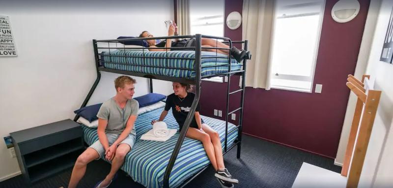 Ostello Nomads Capital Backpackers - Wellington (Adults Only) Esterno foto A bunk bed